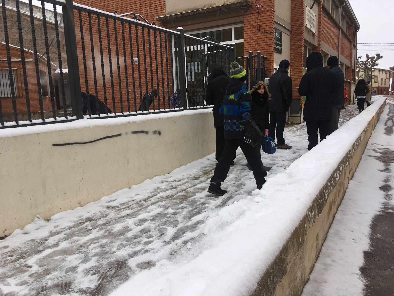 Niños entrando a clase en Uruñuela