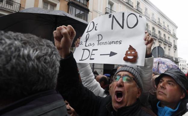 Centenares de jubilados convocados por los sindicatos UGT y CC.OO se movilizan por una subida de las pensiones.