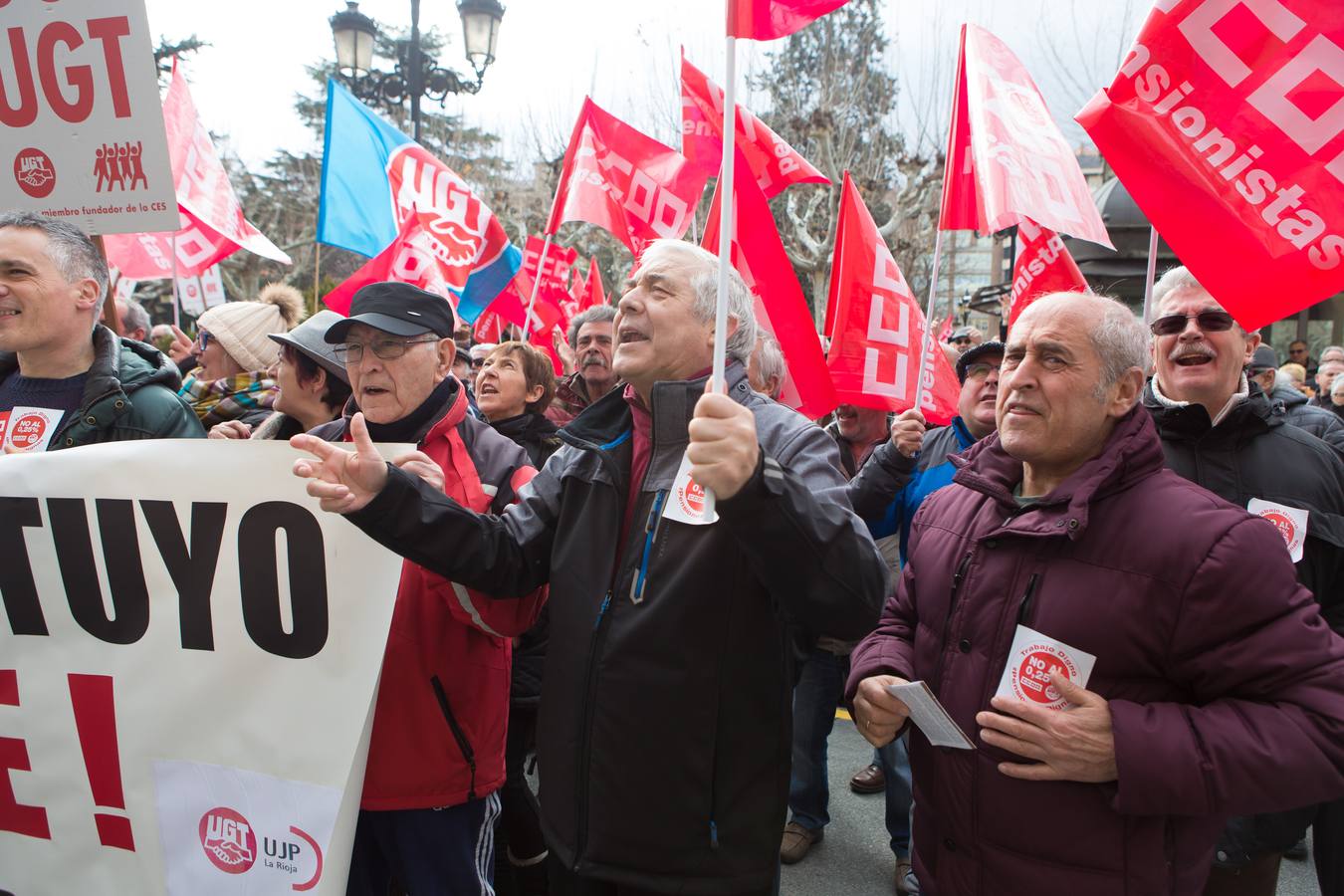 Los jubilados han vuelto a manifestarse frente a la Delegación del Gobierno en Logroño para protestar por la "miseria" del 0,5% de incremento en las pensiones y reivindicar su sostenibilidad. 