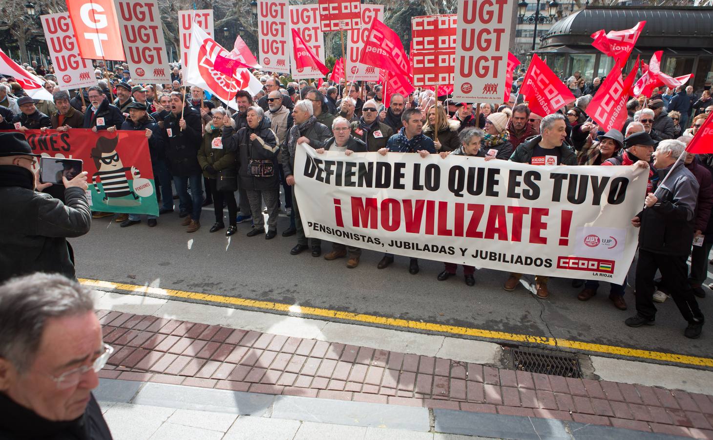 Los jubilados han vuelto a manifestarse frente a la Delegación del Gobierno en Logroño para protestar por la "miseria" del 0,5% de incremento en las pensiones y reivindicar su sostenibilidad. 