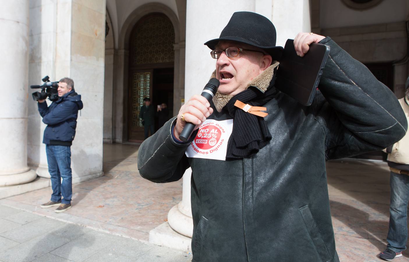 Los jubilados han vuelto a manifestarse frente a la Delegación del Gobierno en Logroño para protestar por la "miseria" del 0,5% de incremento en las pensiones y reivindicar su sostenibilidad. 