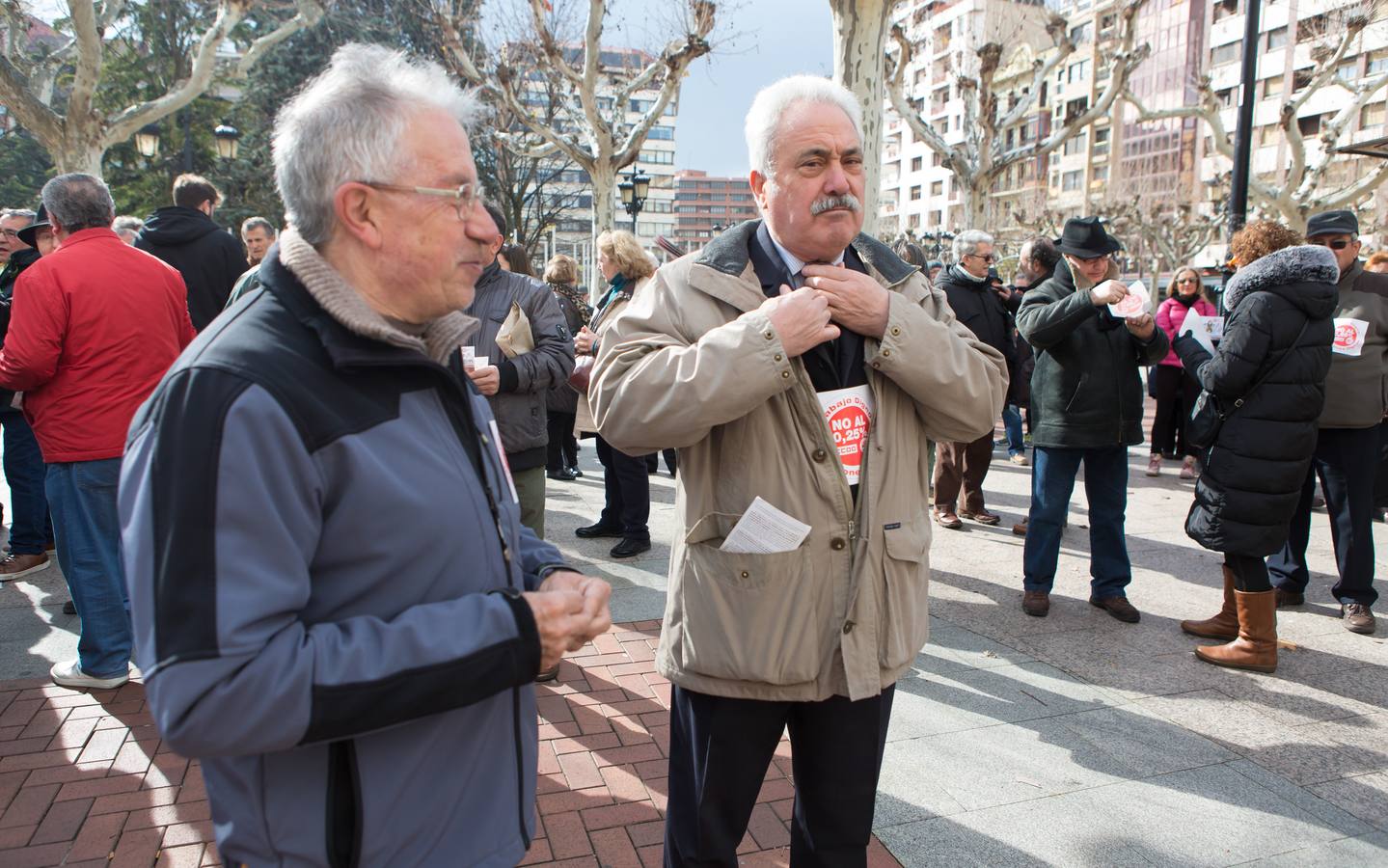 Los jubilados han vuelto a manifestarse frente a la Delegación del Gobierno en Logroño para protestar por la "miseria" del 0,5% de incremento en las pensiones y reivindicar su sostenibilidad. 