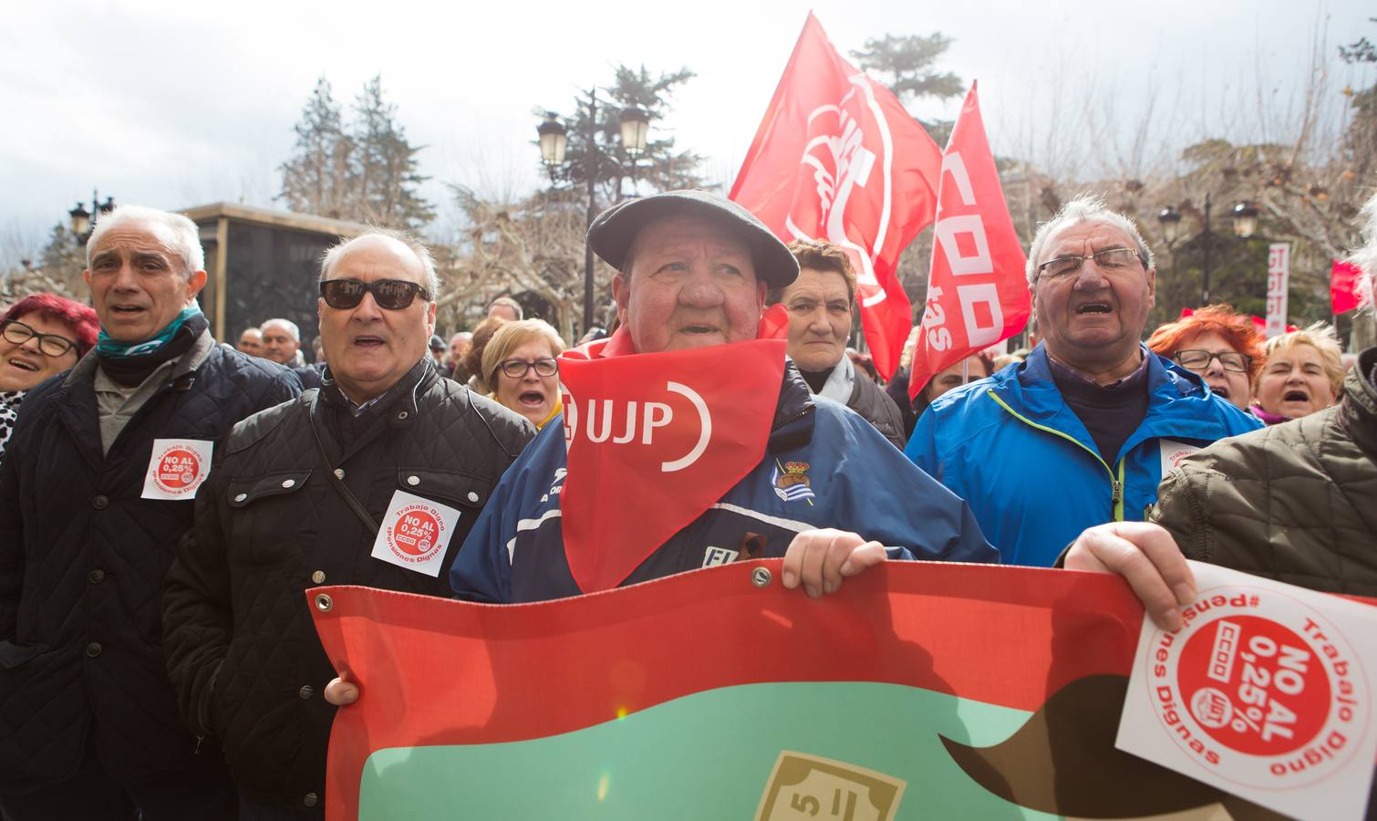 Los jubilados han vuelto a manifestarse frente a la Delegación del Gobierno en Logroño para protestar por la "miseria" del 0,5% de incremento en las pensiones y reivindicar su sostenibilidad. 