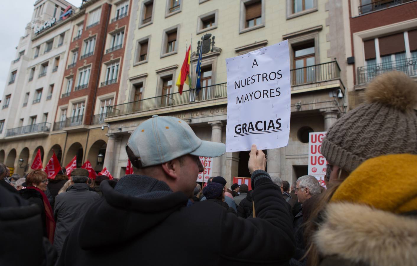 Los jubilados han vuelto a manifestarse frente a la Delegación del Gobierno en Logroño para protestar por la "miseria" del 0,5% de incremento en las pensiones y reivindicar su sostenibilidad. 