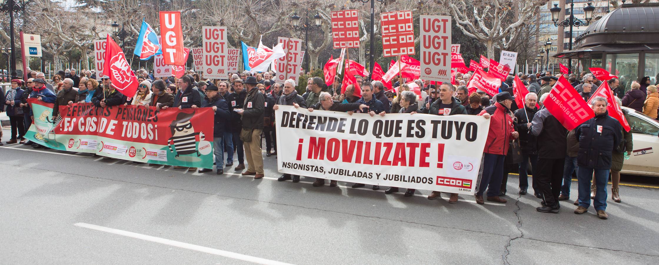 Los jubilados han vuelto a manifestarse frente a la Delegación del Gobierno en Logroño para protestar por la "miseria" del 0,5% de incremento en las pensiones y reivindicar su sostenibilidad. 