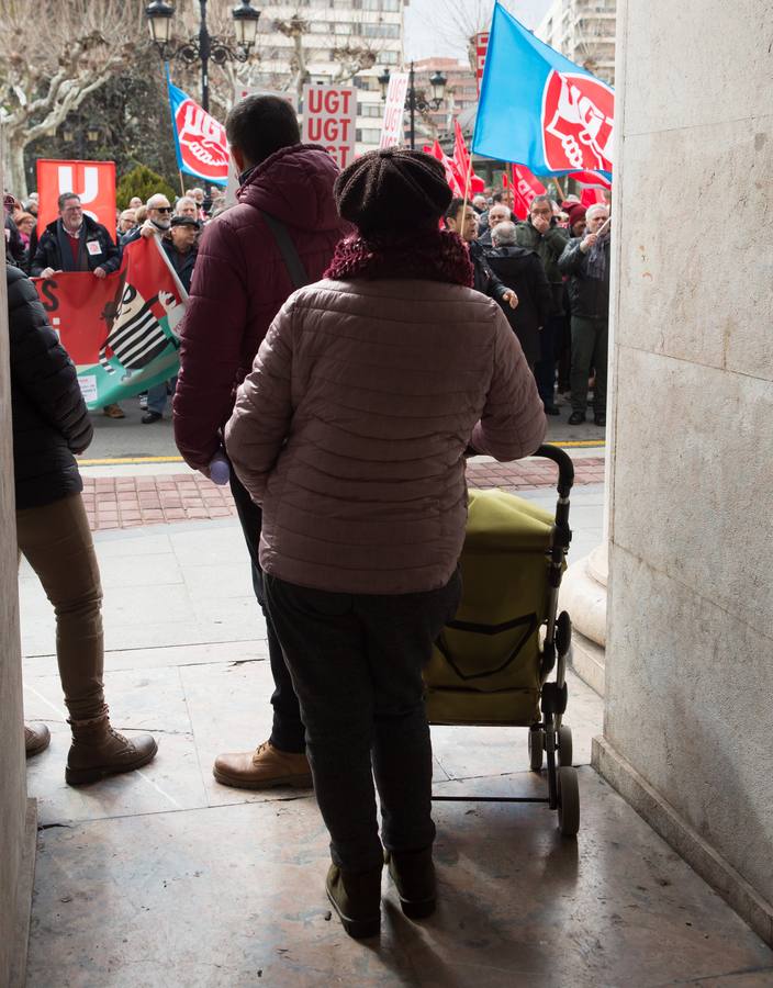 Los jubilados han vuelto a manifestarse frente a la Delegación del Gobierno en Logroño para protestar por la "miseria" del 0,5% de incremento en las pensiones y reivindicar su sostenibilidad. 