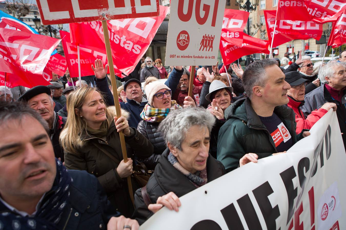 Los Jubilados reivindican unas pensiones dignas frente a la Delegación del Gobierno.