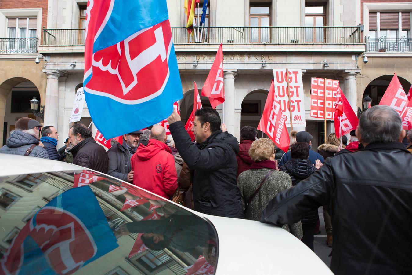 Los Jubilados reivindican unas pensiones dignas frente a la Delegación del Gobierno.