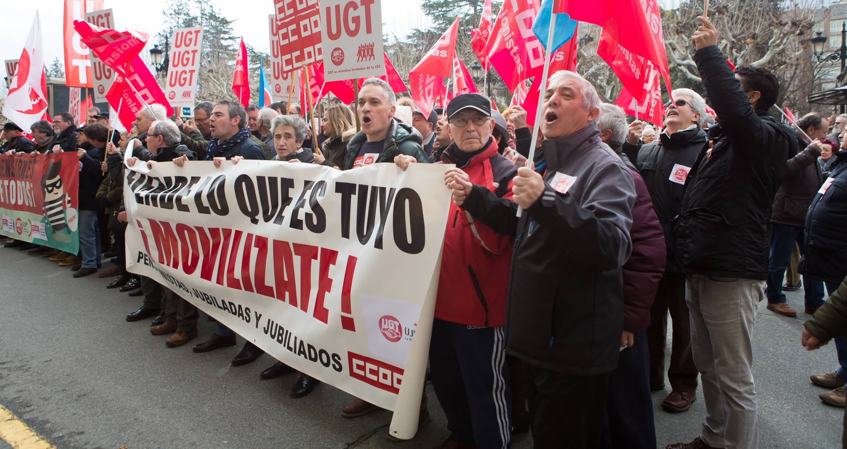 Los Jubilados reivindican unas pensiones dignas frente a la Delegación del Gobierno.