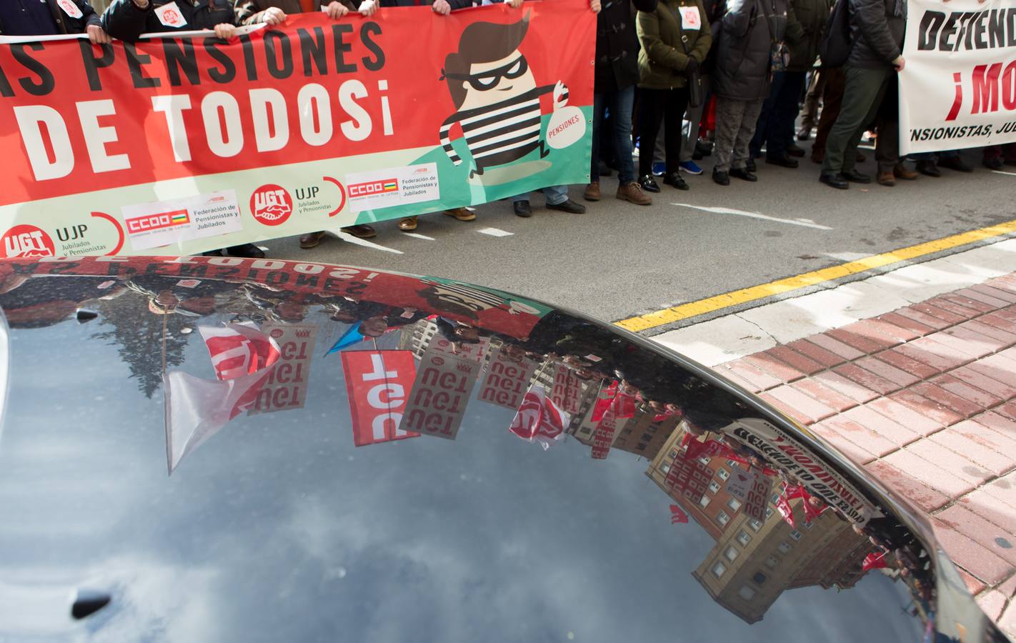 Los Jubilados reivindican unas pensiones dignas frente a la Delegación del Gobierno.