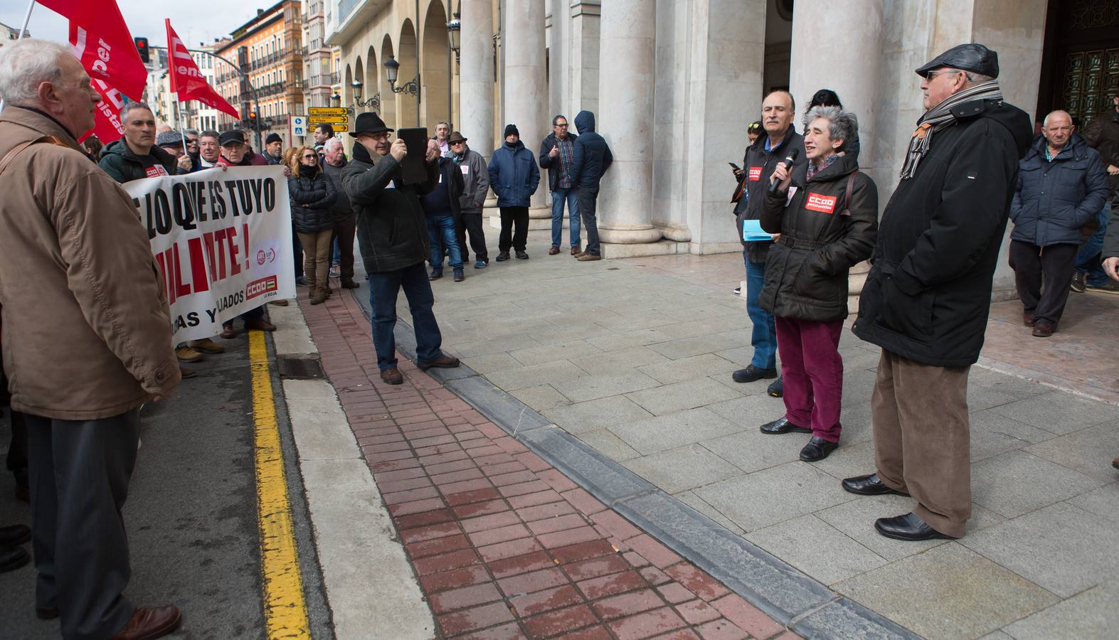 Los Jubilados reivindican unas pensiones dignas frente a la Delegación del Gobierno.