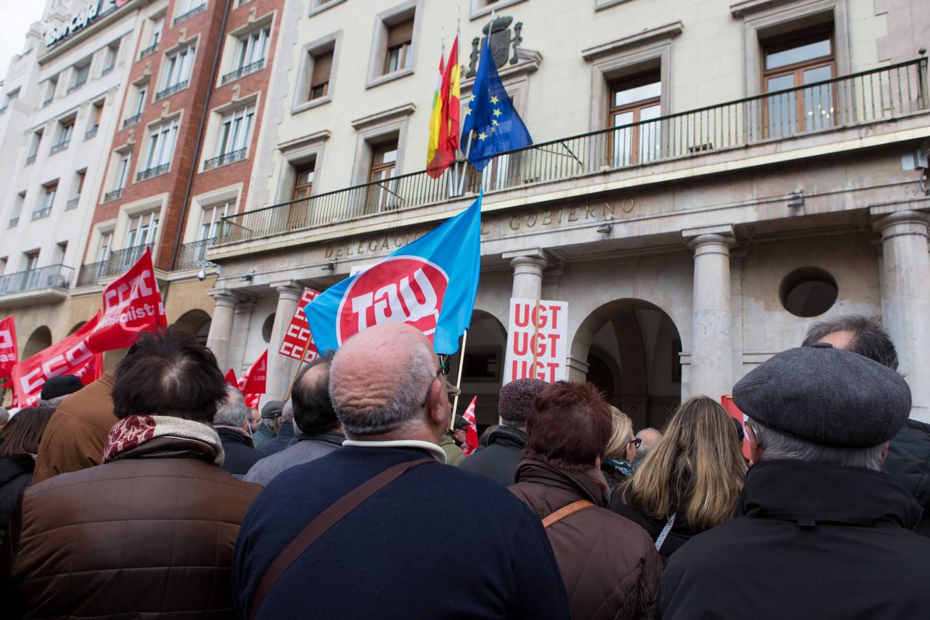 Los Jubilados reivindican unas pensiones dignas frente a la Delegación del Gobierno.