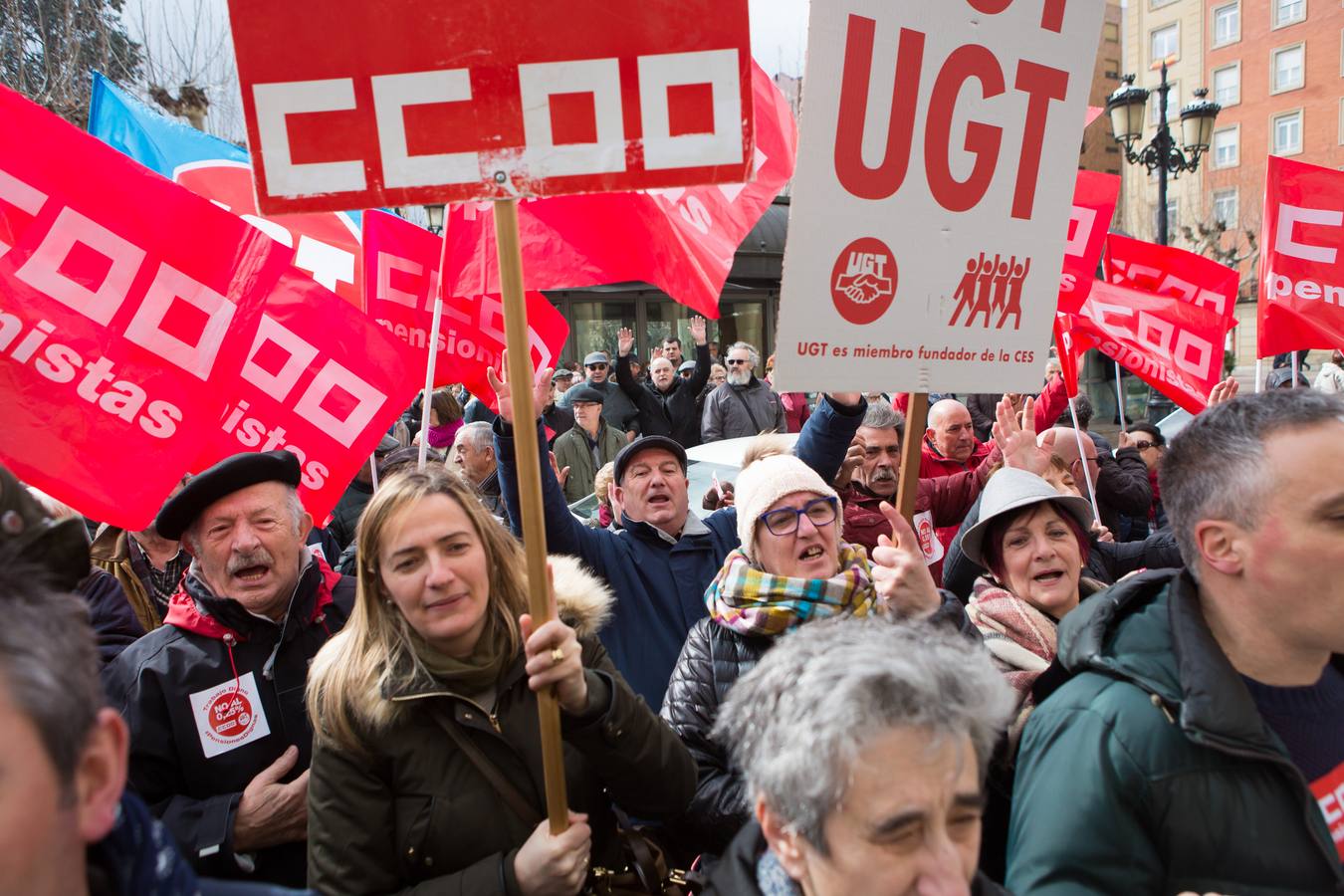 Los Jubilados reivindican unas pensiones dignas frente a la Delegación del Gobierno.