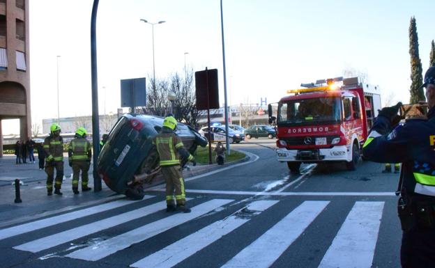 Un accidente provoca el vuelco de un coche en Logroño