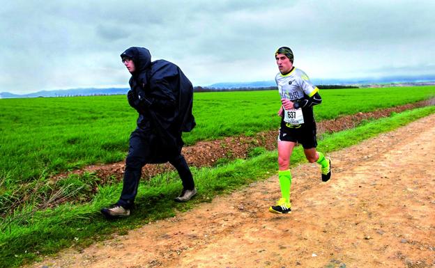 Imagen principal - Arriba, participantes en la Media del 2016 coinciden en el Camino con un peregrino. A la izquierda, salida en Santa María de Nájera. A la derecha, participantes en la Media Maratón del Camino de una edición anterior.