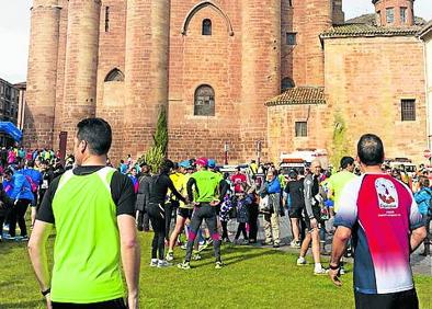 Imagen secundaria 1 - Arriba, participantes en la Media del 2016 coinciden en el Camino con un peregrino. A la izquierda, salida en Santa María de Nájera. A la derecha, participantes en la Media Maratón del Camino de una edición anterior.