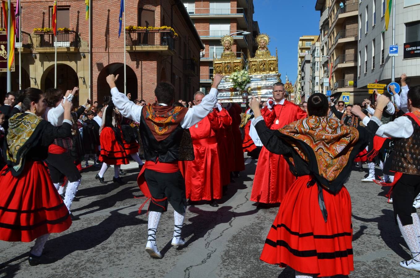 En el día grande, los santos Emeterio y Celedonio salieron a la calle en una procesión muy participativa por Calahorra