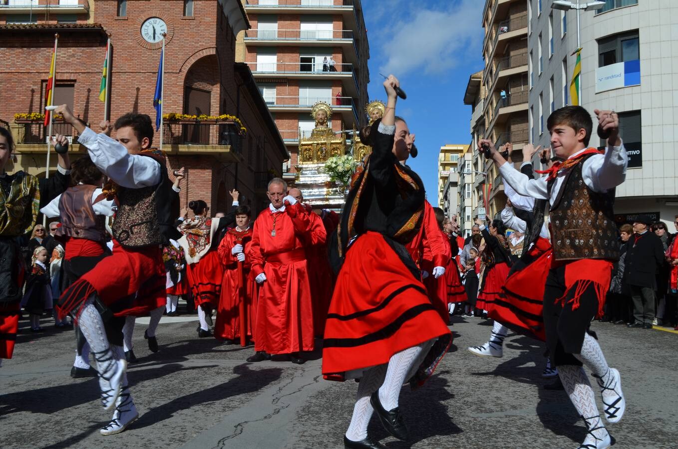 En el día grande, los santos Emeterio y Celedonio salieron a la calle en una procesión muy participativa por Calahorra