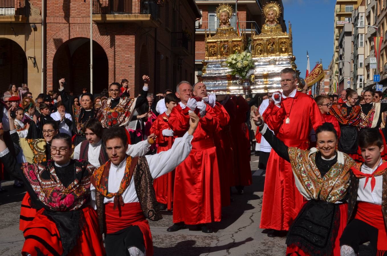 En el día grande, los santos Emeterio y Celedonio salieron a la calle en una procesión muy participativa por Calahorra