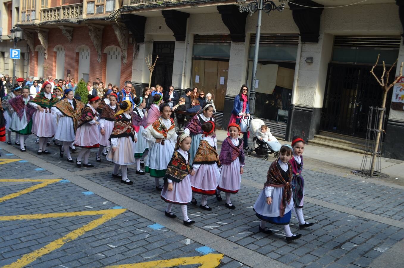 En el día grande, los santos Emeterio y Celedonio salieron a la calle en una procesión muy participativa por Calahorra