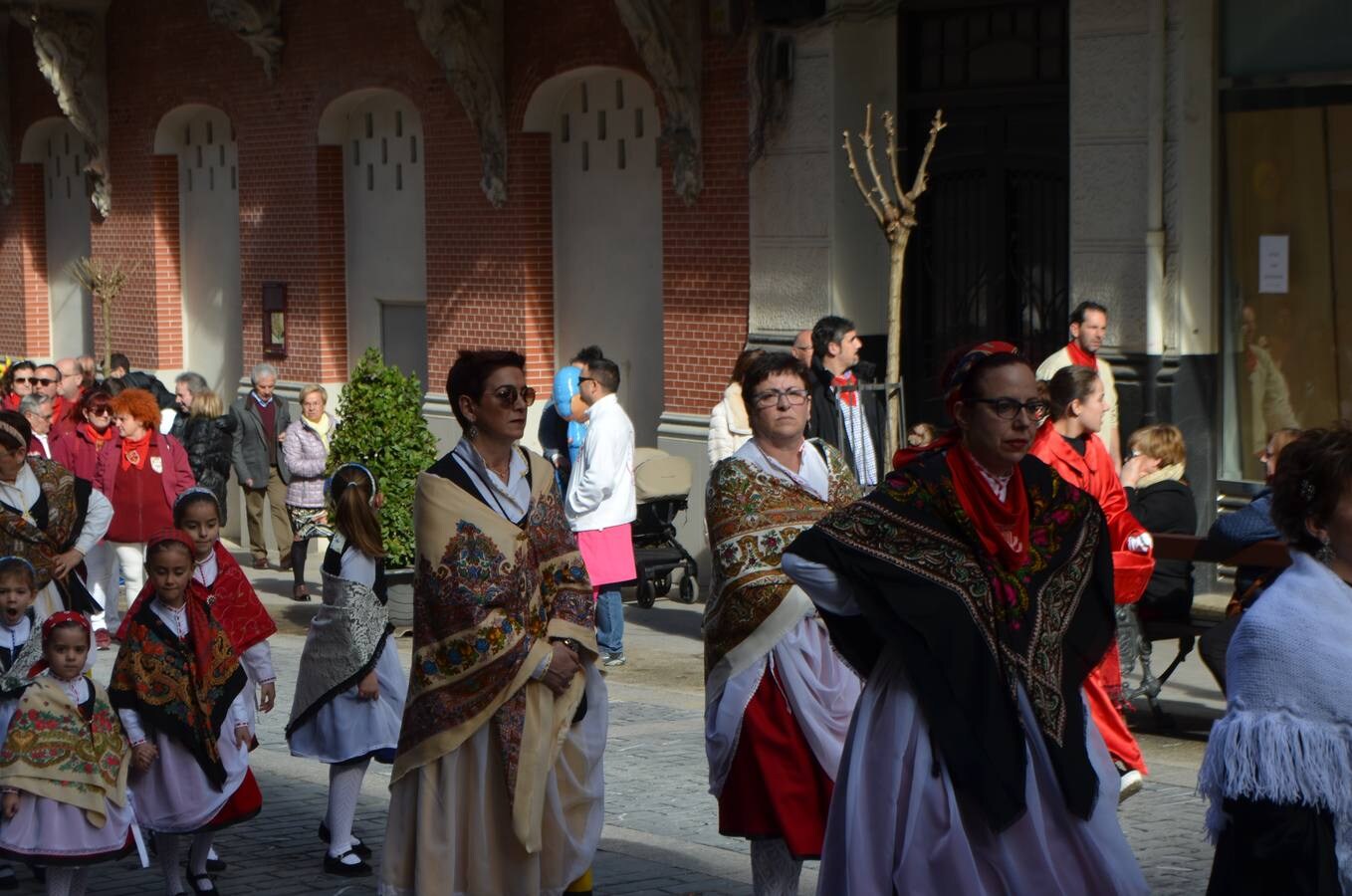 En el día grande, los santos Emeterio y Celedonio salieron a la calle en una procesión muy participativa por Calahorra
