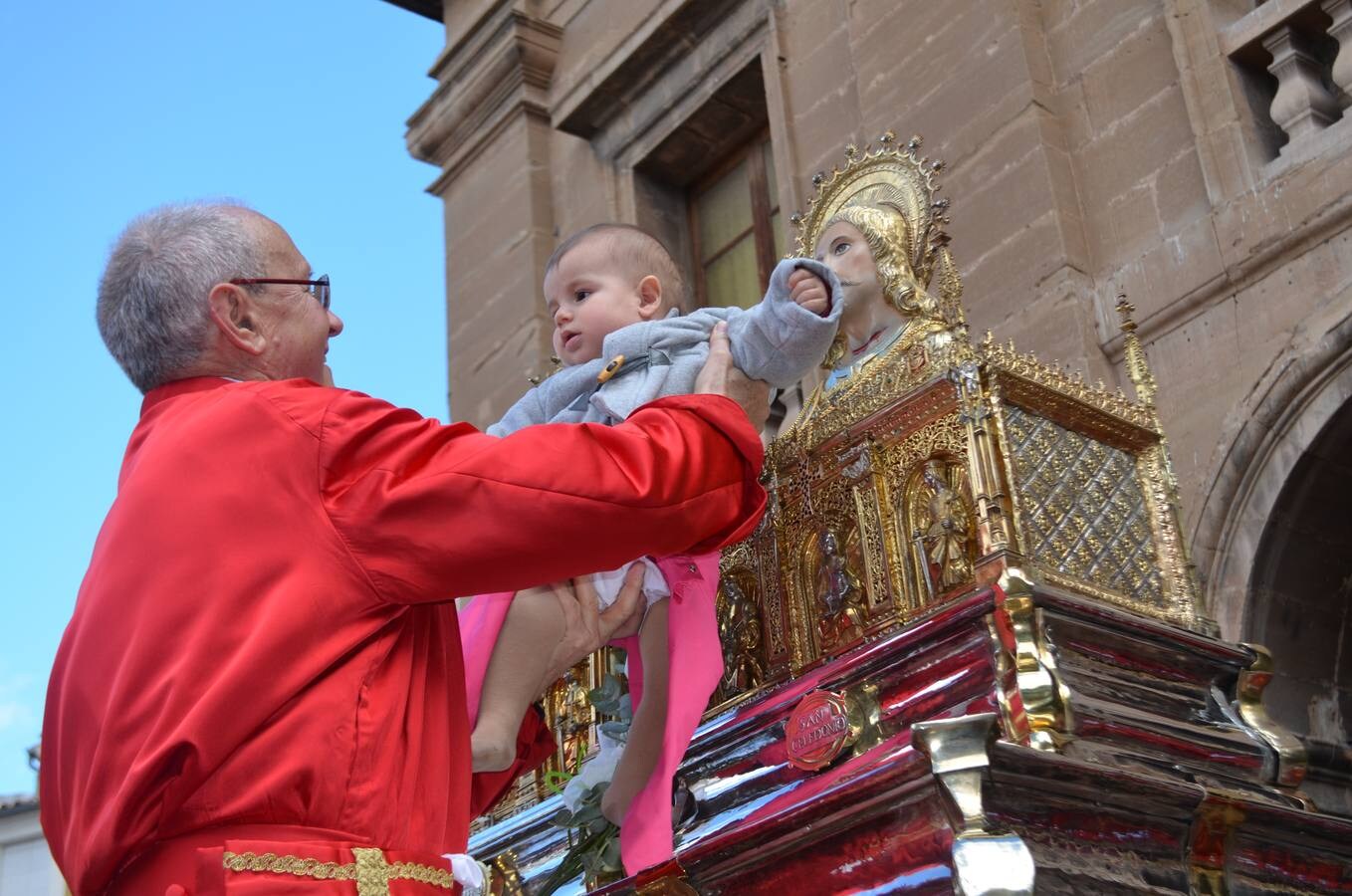 En el día grande, los santos Emeterio y Celedonio salieron a la calle en una procesión muy participativa por Calahorra