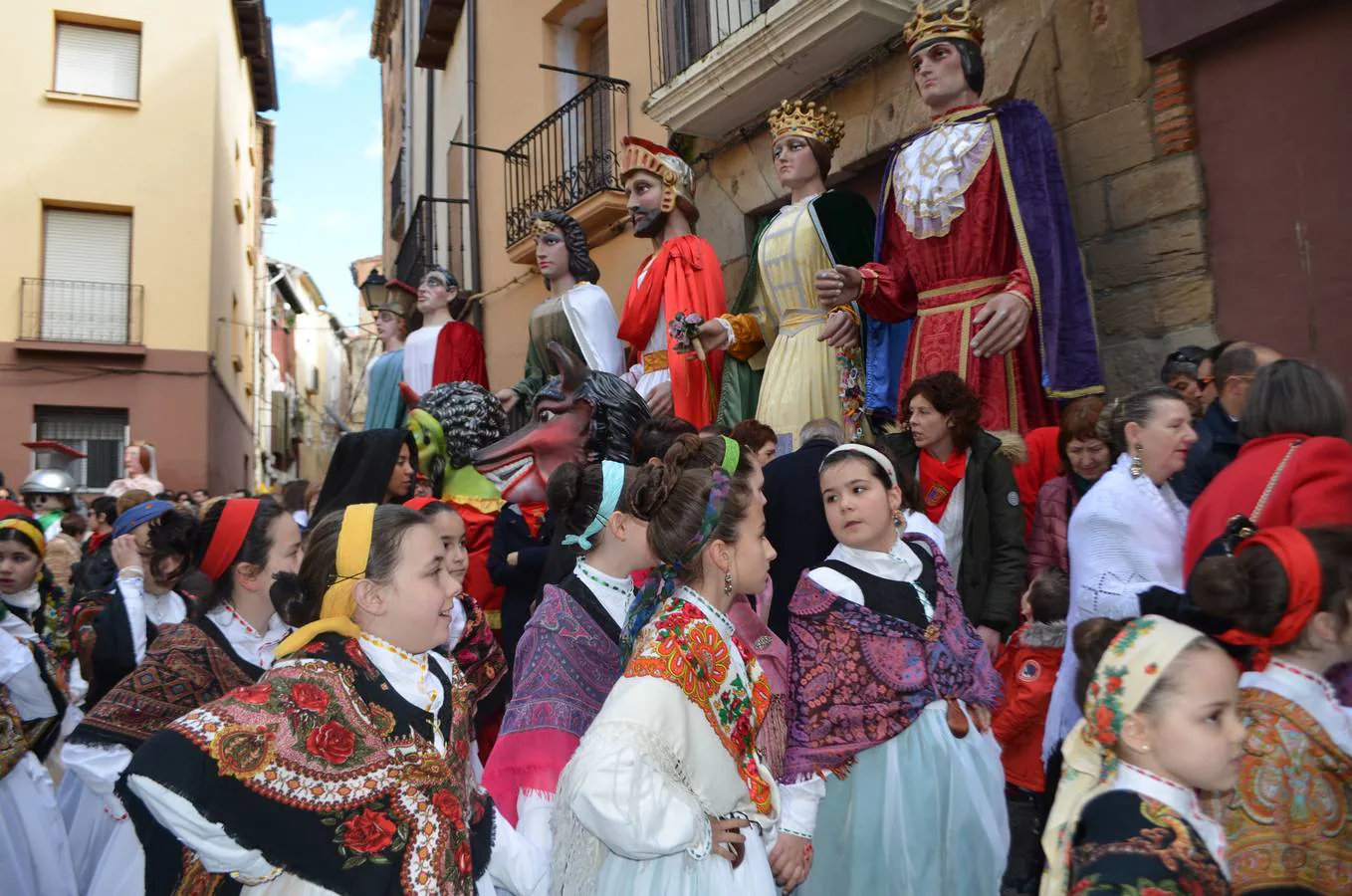 En el día grande, los santos Emeterio y Celedonio salieron a la calle en una procesión muy participativa por Calahorra