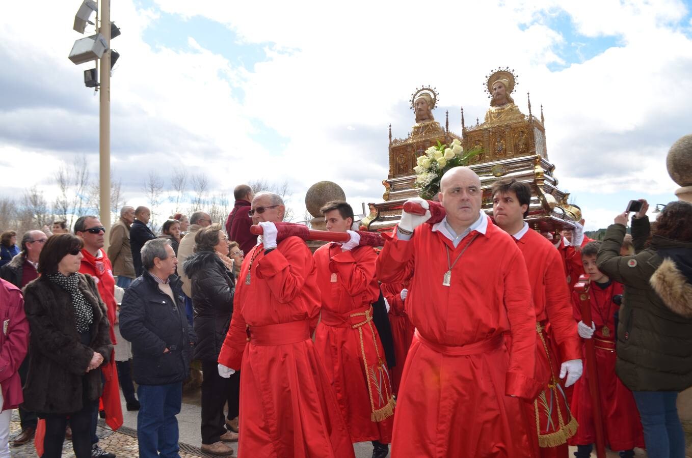 En el día grande, los santos Emeterio y Celedonio salieron a la calle en una procesión muy participativa por Calahorra