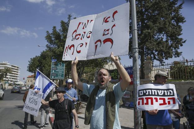 Ciudadanos israelíes, protestaron ayer contra Netanyahu en el exterior de su residencia. :: A. GHARABL / afp