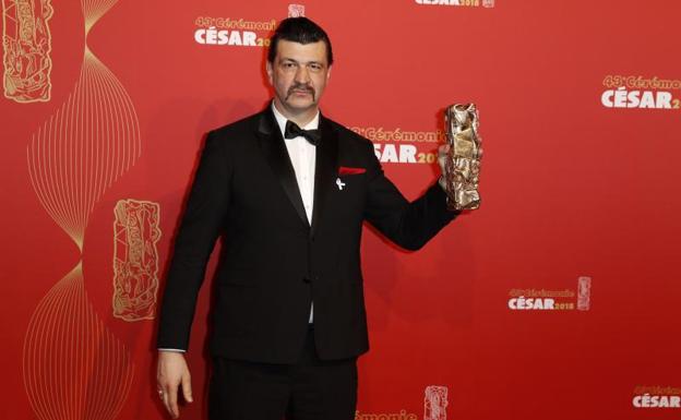 Imagen principal - Penélope Cruz recibe el César de Honor del cine francés de manos de Almodóvar