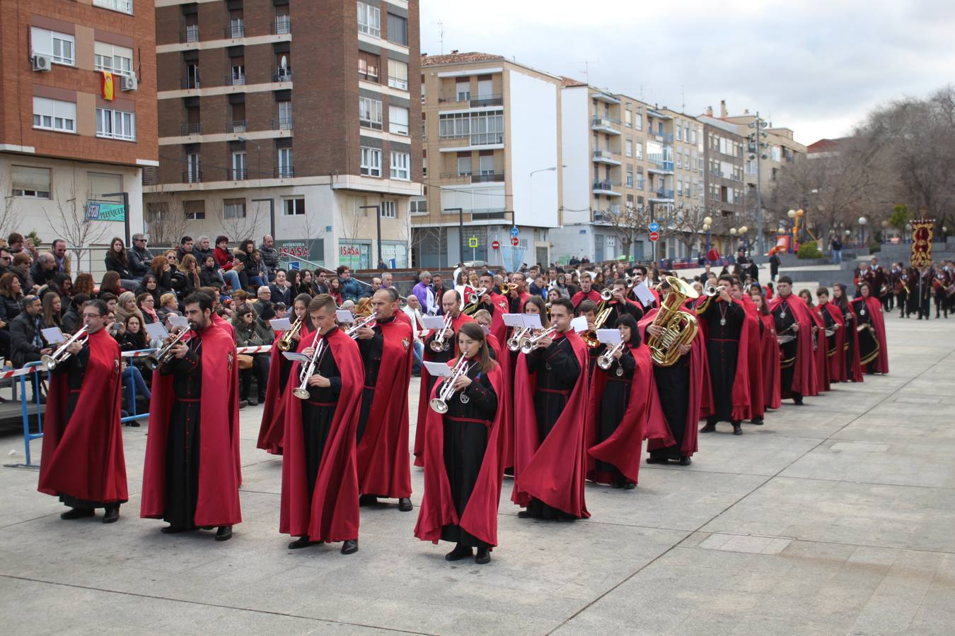 La exaltación de bandas de las cofradías anuncia la Semana Santa en Arnedo.