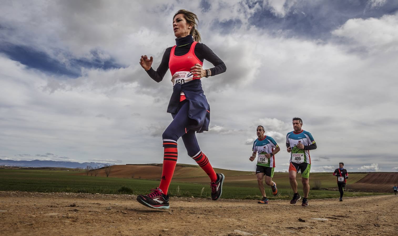 El atleta marroquí afincado en Haro gana la duodécima edición del medio maratón entre Nájera y Santo Domingo, endurecida por el viento | La riojabajeña Rocío Marín fue la mujer más rápida, mientras que el logroñés Sergio Tejada y la vasca Yaiza Cristóbal han vencido el 8K