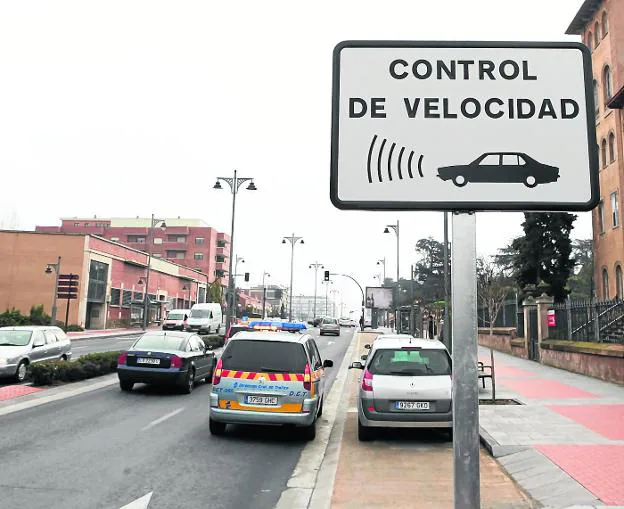 Radar móvil en avenida de la Paz -con la calle Obispo Fidel García- que supuso el estreno del control en tramos señalizados. :: 