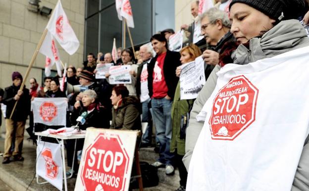 Protesta anti-desahucios en San Sebastián.