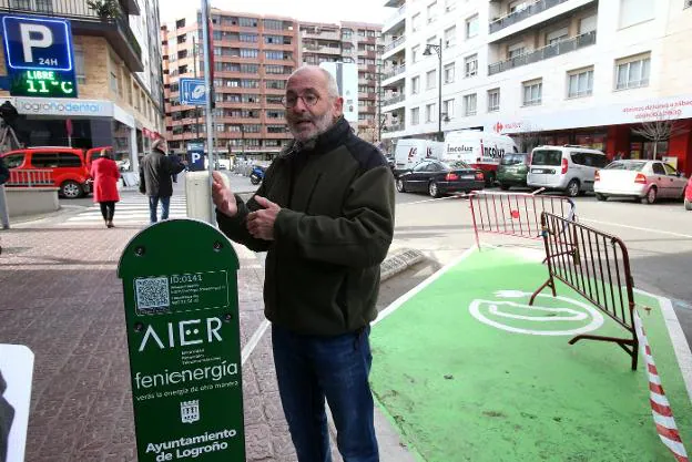 Ruiz Tutor muestra el nuevo punto de recarga para coches eléctricos de avenida de La Rioja. :: juan marín