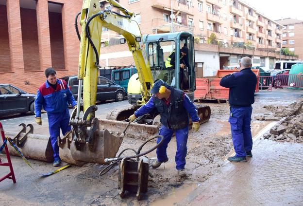 Operarios municipales trabajan en la zona afectada en Beatos Mena y Navarrete. :: miguel herreros