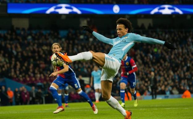 Sane controla el balón en una acción del partido. 