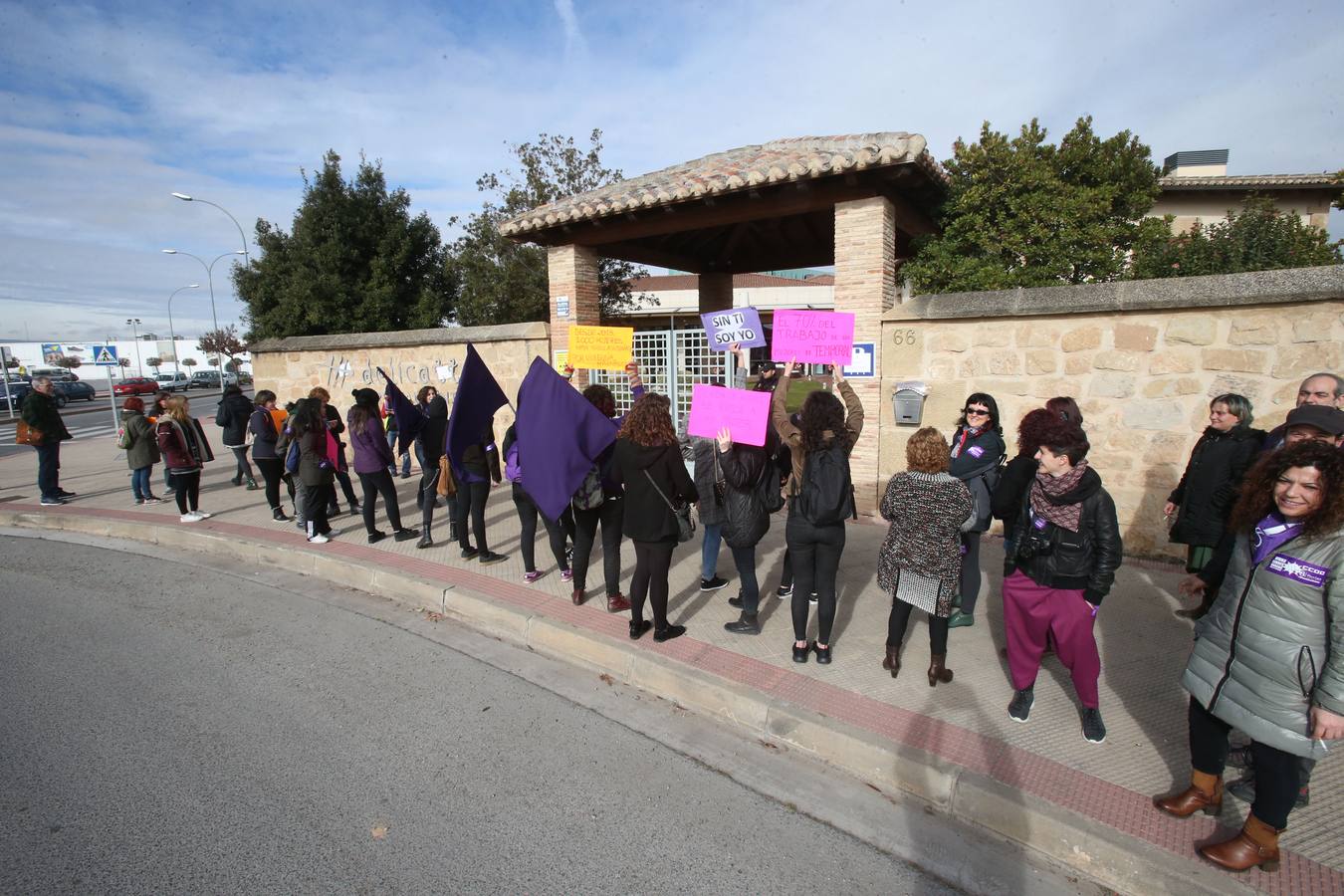 Logroño ha vivido este jueves una mañana de reivindicaciones en el Día Internacional de la Mujer, con comida de mujeres en la CNT o concentraciones ante el Palacete de Gobierno