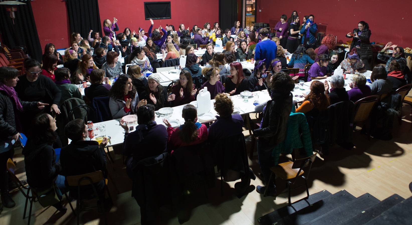 Logroño ha vivido este jueves una mañana de reivindicaciones en el Día Internacional de la Mujer, con comida de mujeres en la CNT o concentraciones ante el Palacete de Gobierno