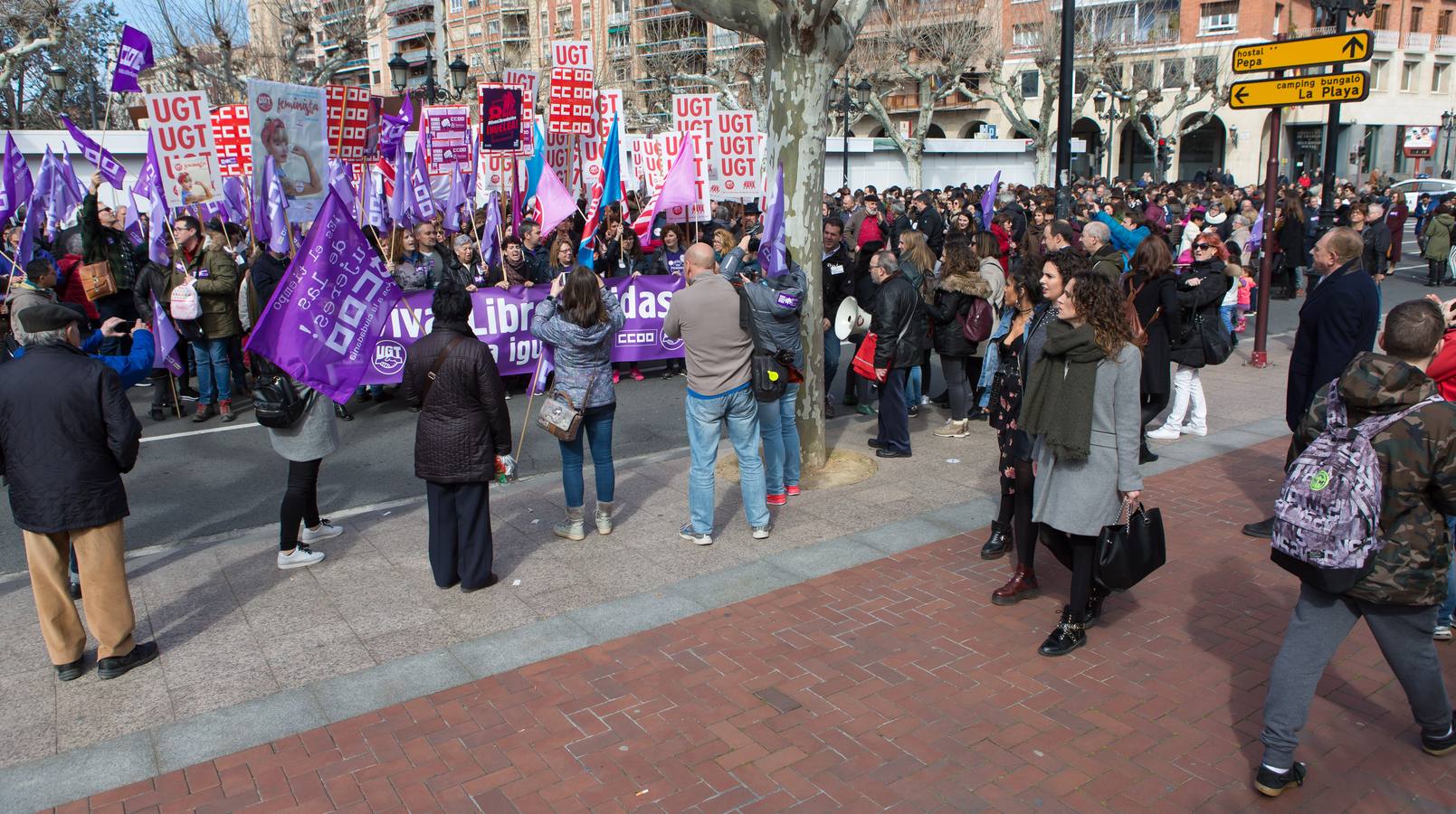 Logroño ha vivido este jueves una mañana de reivindicaciones en el Día Internacional de la Mujer, con comida de mujeres en la CNT o concentraciones ante el Palacete de Gobierno