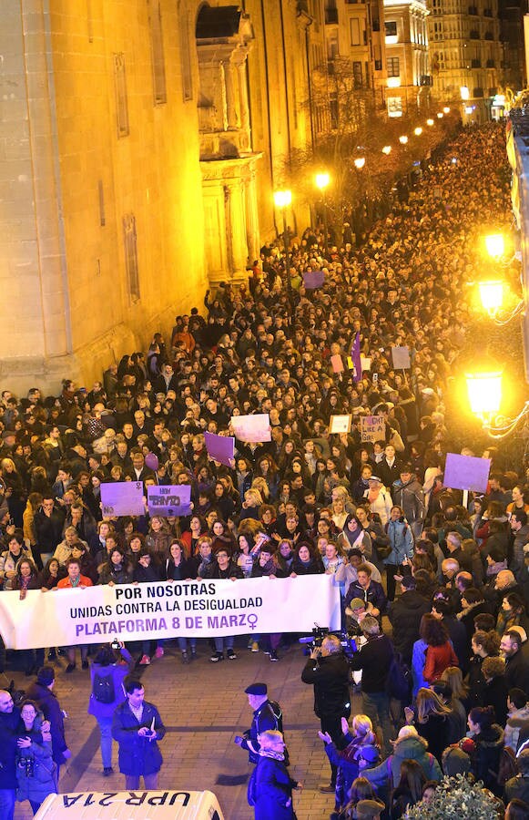 Logroño ha vivido una multitudinaria exhibición de solidaridad y respuesta contra la discriminación femenina en el Día Internacional de la Mujer. Mujeres de toda edad y condición salieron a la calle en repulsa contra cualquier tipo de exclusión por razones de sexo.