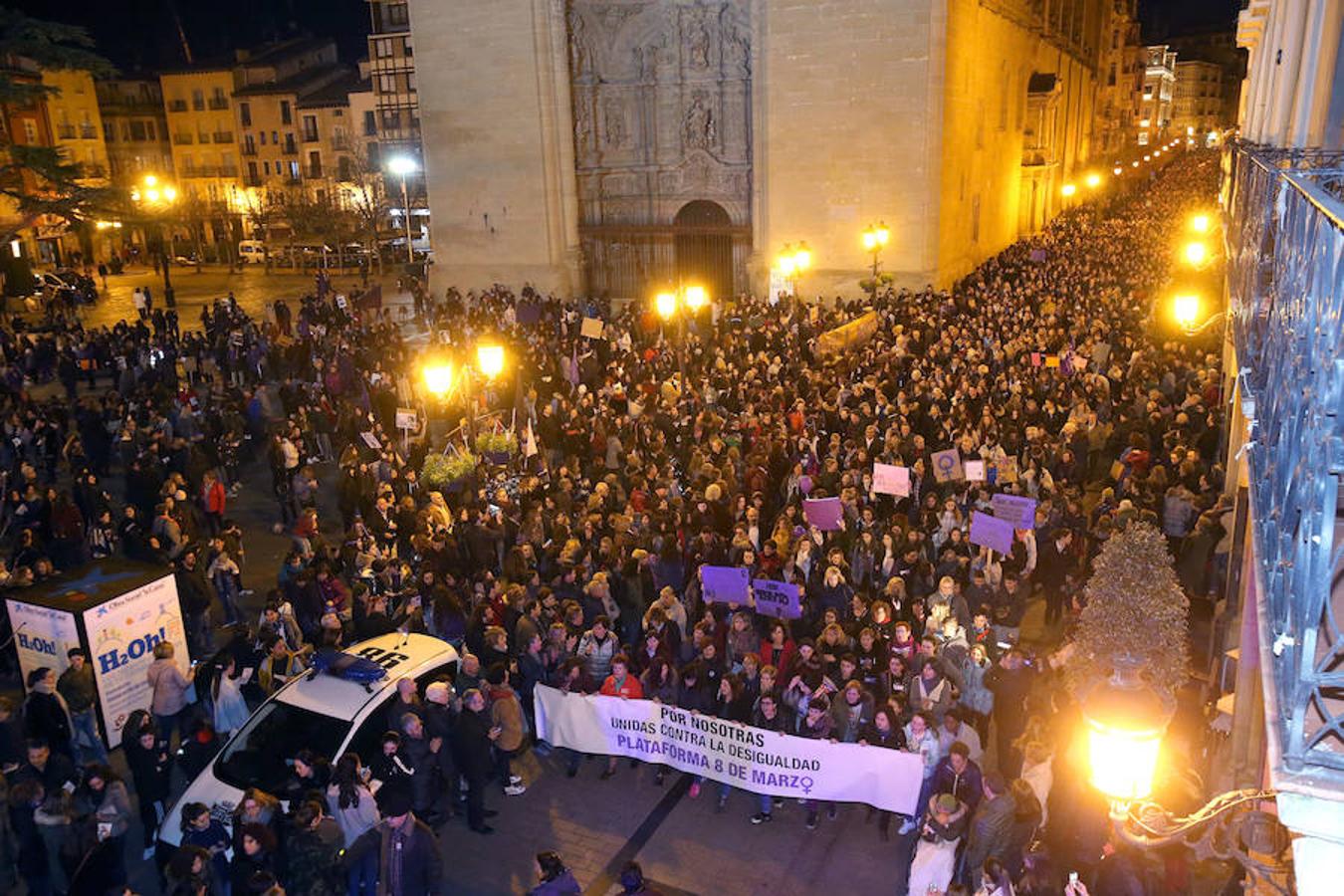 Logroño ha vivido una multitudinaria exhibición de solidaridad y respuesta contra la discriminación femenina en el Día Internacional de la Mujer. Mujeres de toda edad y condición salieron a la calle en repulsa contra cualquier tipo de exclusión por razones de sexo.