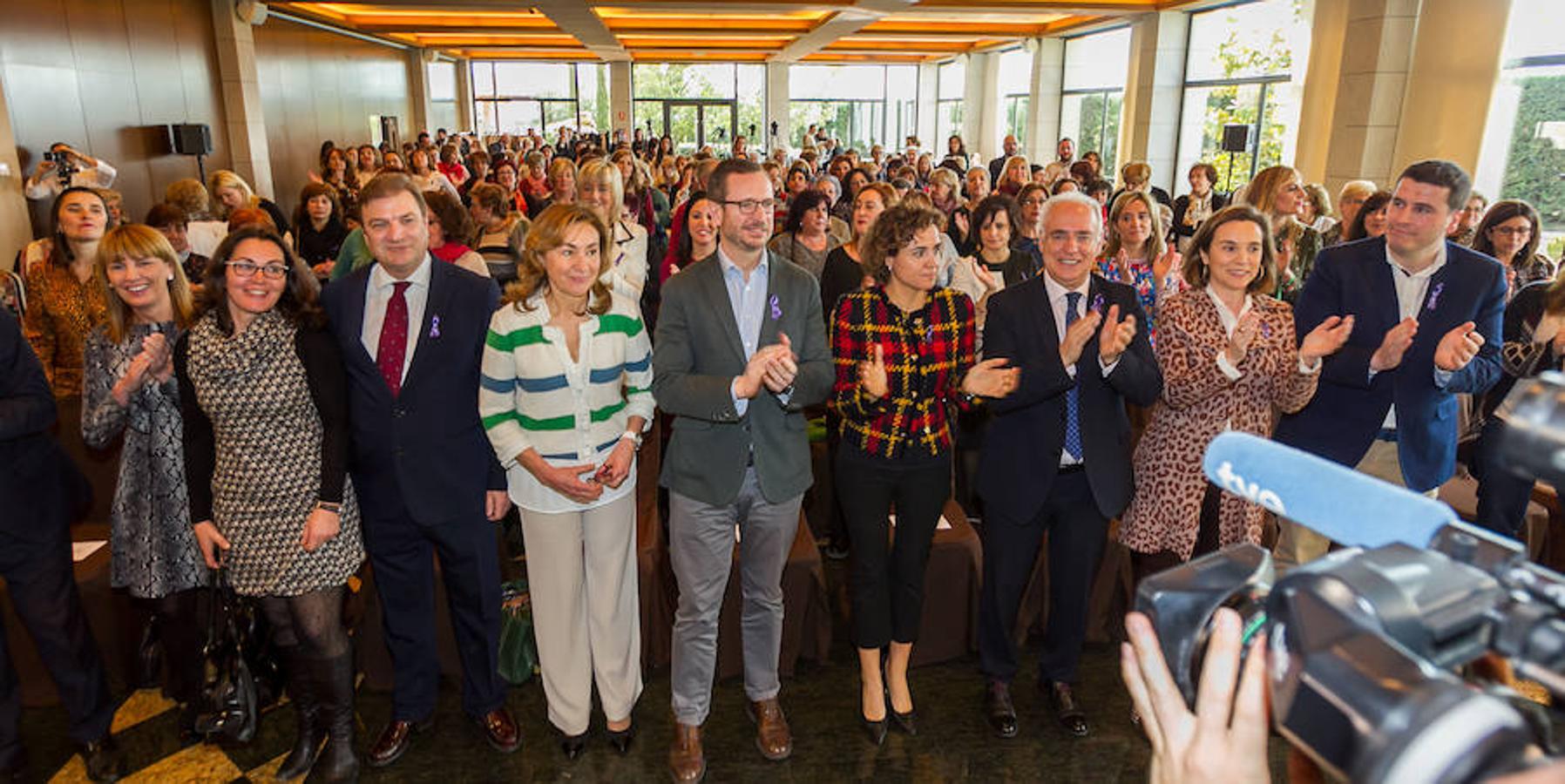 La ministra de Sanidad, Dolors Montserrat, ha clausurado la convención sectorial "Mujer e Igualdad", organizada por el PP con motivo del Día Internacional de la Mujer, en la que también han intervenido el vicesecretario de Política Social popular, Javier Maroto; y el presidente del PP y Gobierno riojanos, José Ignacio Ceniceros.