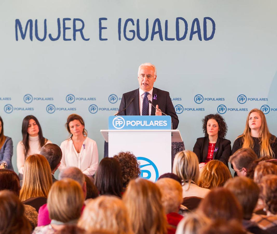 La ministra de Sanidad, Dolors Montserrat, ha clausurado la convención sectorial "Mujer e Igualdad", organizada por el PP con motivo del Día Internacional de la Mujer, en la que también han intervenido el vicesecretario de Política Social popular, Javier Maroto; y el presidente del PP y Gobierno riojanos, José Ignacio Ceniceros.