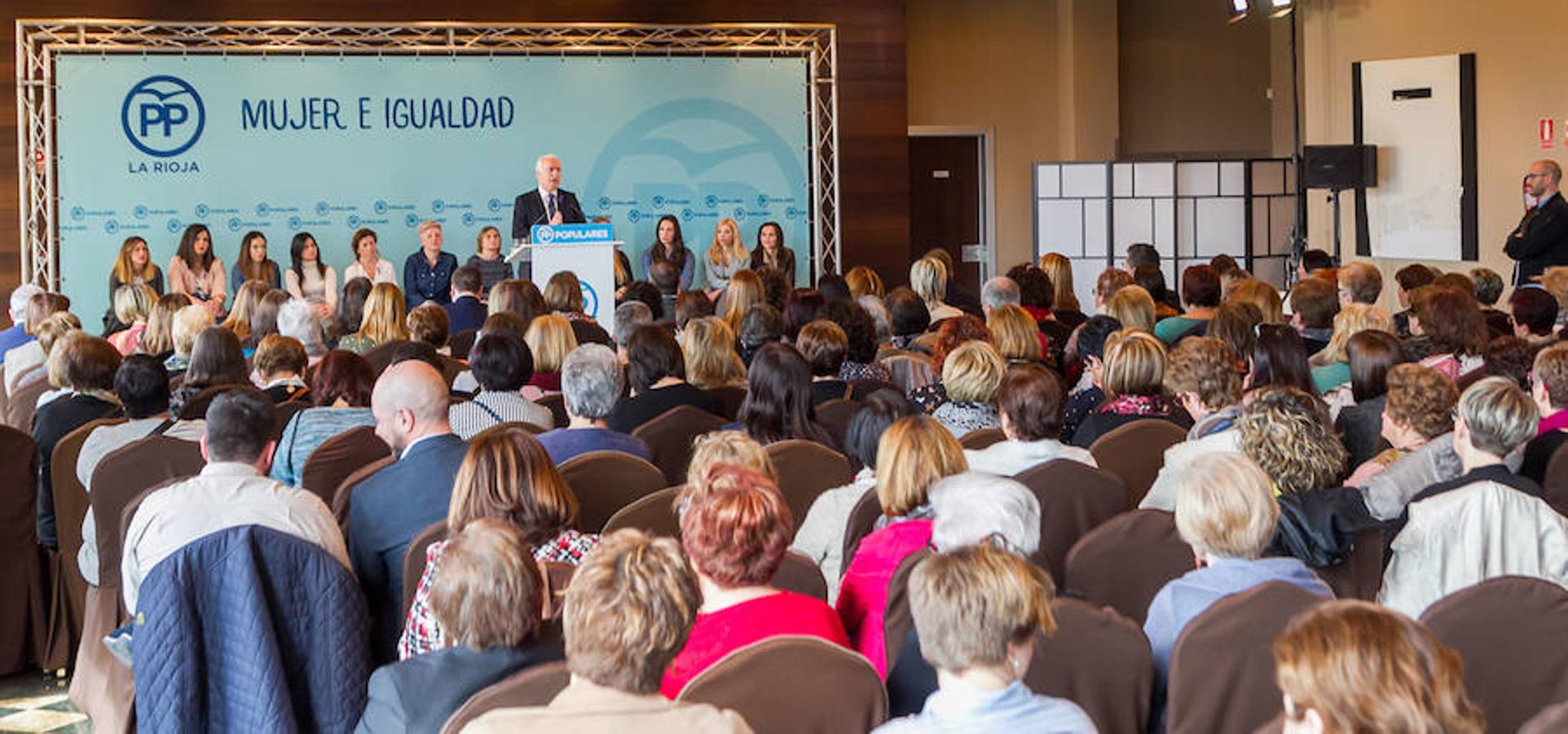 La ministra de Sanidad, Dolors Montserrat, ha clausurado la convención sectorial "Mujer e Igualdad", organizada por el PP con motivo del Día Internacional de la Mujer, en la que también han intervenido el vicesecretario de Política Social popular, Javier Maroto; y el presidente del PP y Gobierno riojanos, José Ignacio Ceniceros.