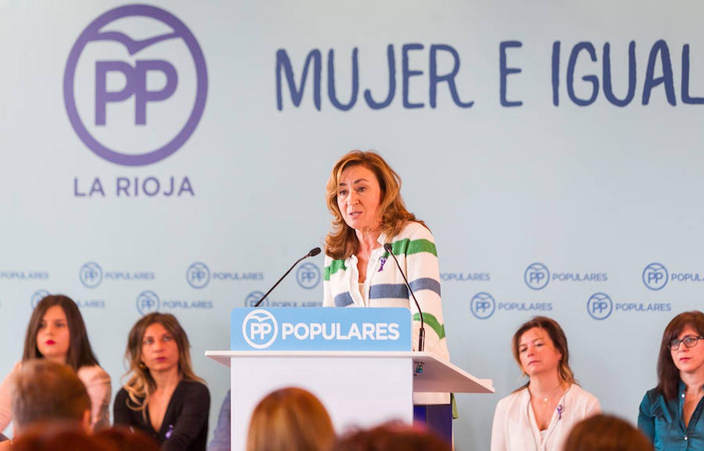 La ministra de Sanidad, Dolors Montserrat, ha clausurado la convención sectorial "Mujer e Igualdad", organizada por el PP con motivo del Día Internacional de la Mujer, en la que también han intervenido el vicesecretario de Política Social popular, Javier Maroto; y el presidente del PP y Gobierno riojanos, José Ignacio Ceniceros.