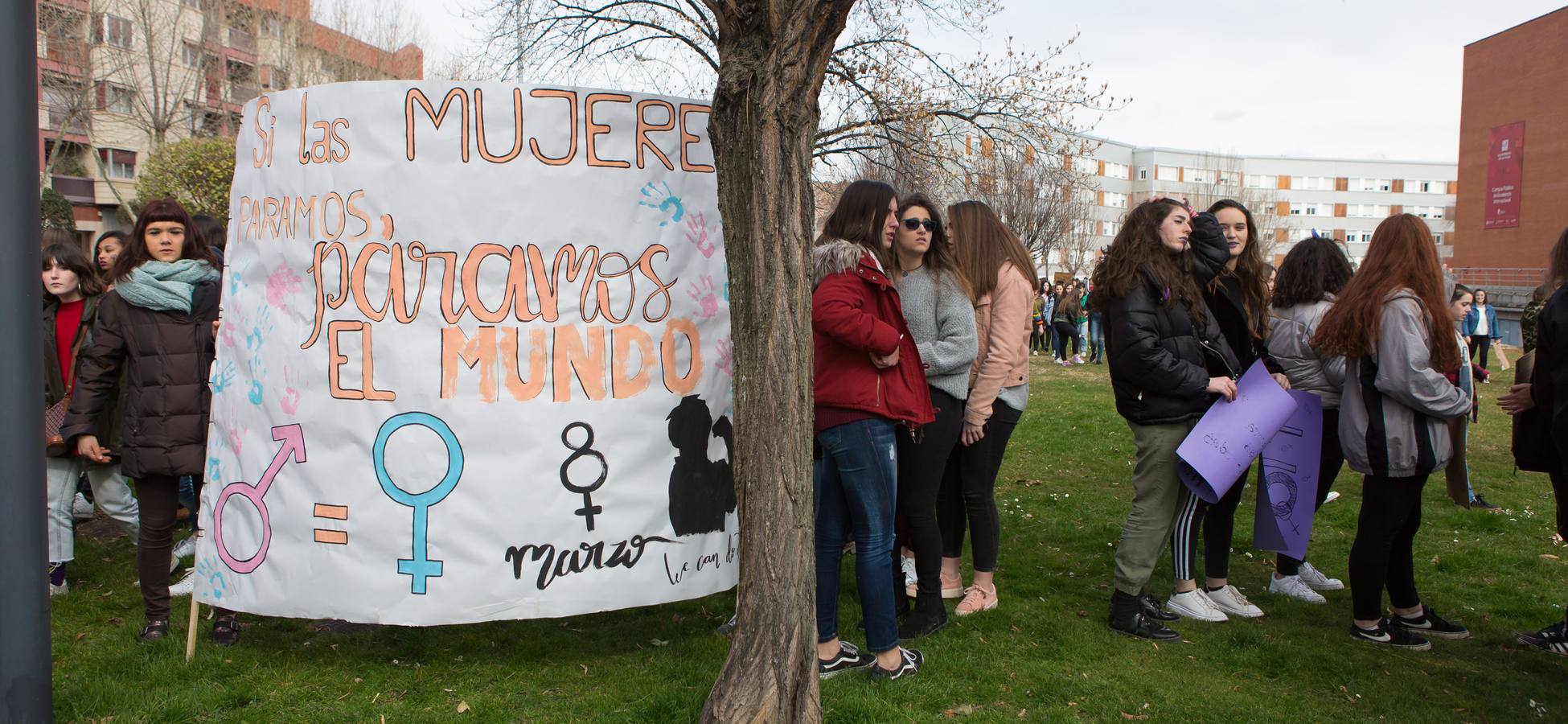 En el Día Internacional de la Mujer, las estudiantes han querido reivindicar la igualdad en una manifestación que ha partido de la UR y que ha llegado hasta la Delegación del Gobierno