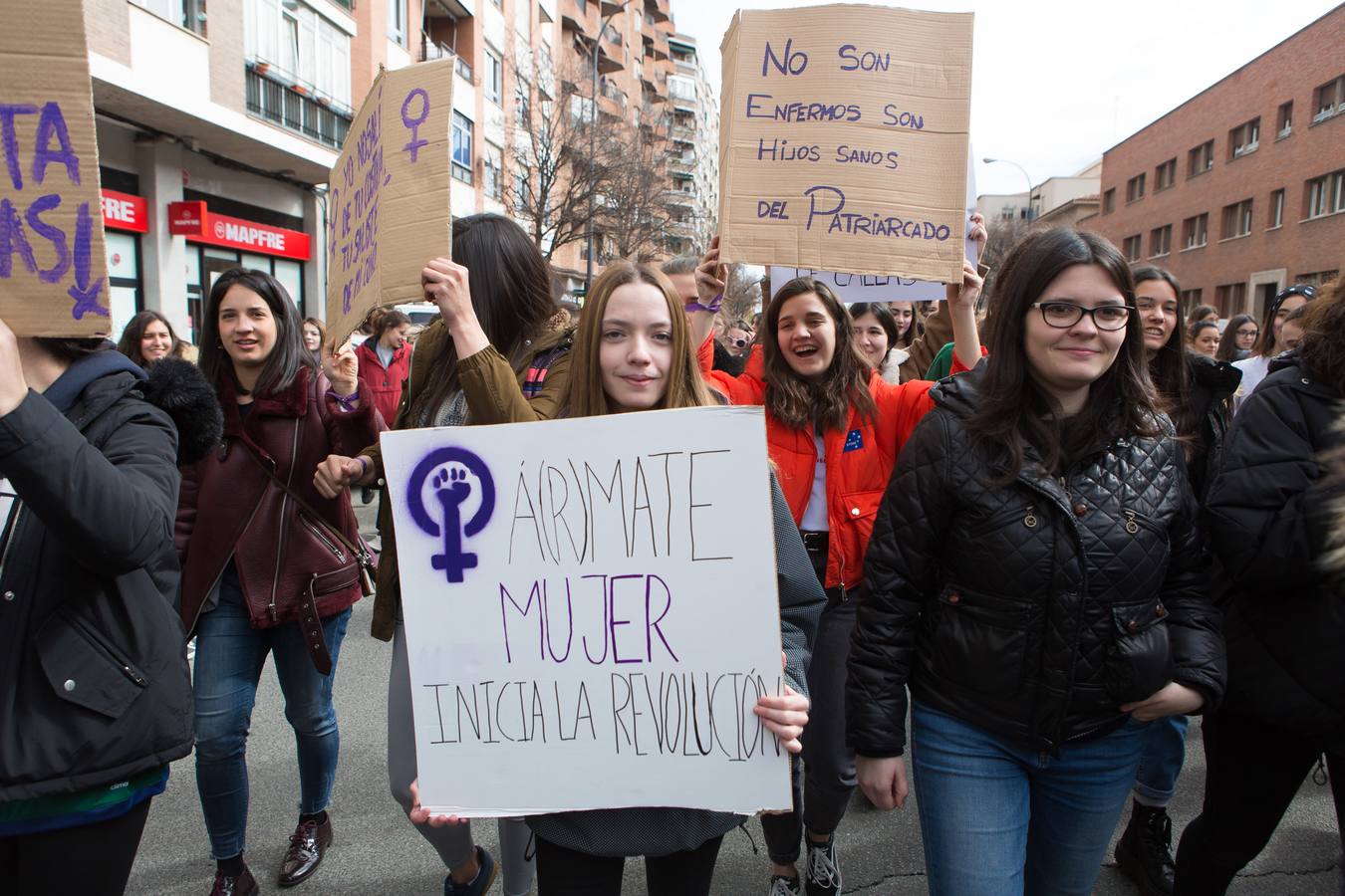En el Día Internacional de la Mujer, las estudiantes han querido reivindicar la igualdad en una manifestación que ha partido de la UR y que ha llegado hasta la Delegación del Gobierno