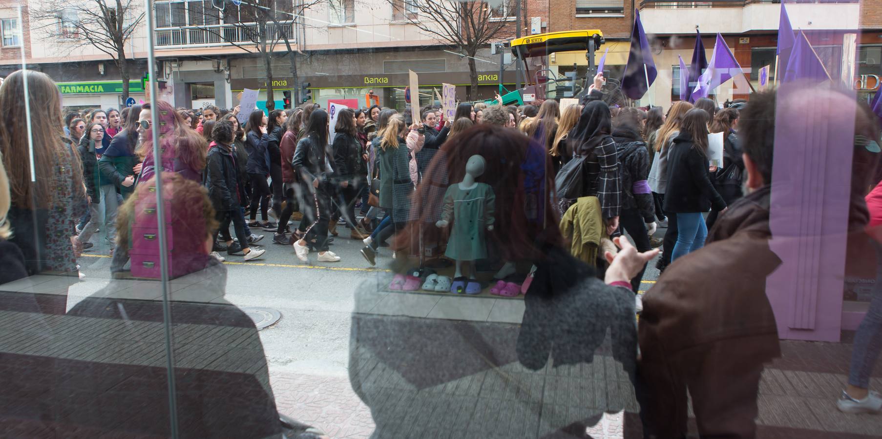 En el Día Internacional de la Mujer, las estudiantes han querido reivindicar la igualdad en una manifestación que ha partido de la UR y que ha llegado hasta la Delegación del Gobierno