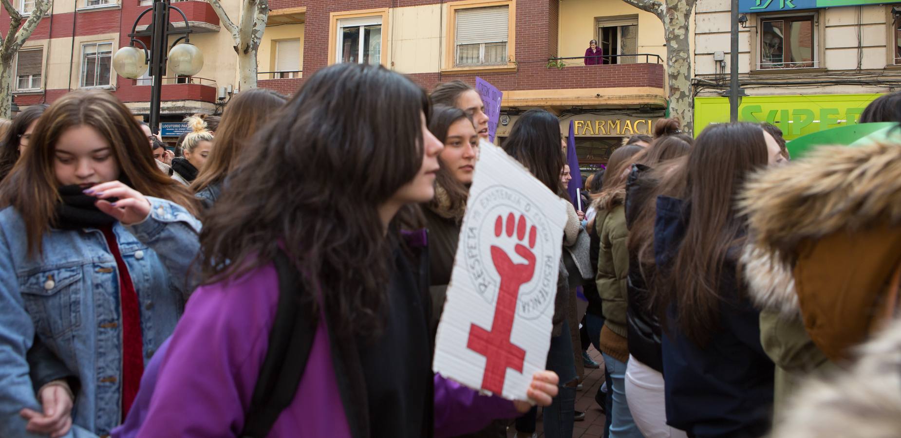 En el Día Internacional de la Mujer, las estudiantes han querido reivindicar la igualdad en una manifestación que ha partido de la UR y que ha llegado hasta la Delegación del Gobierno